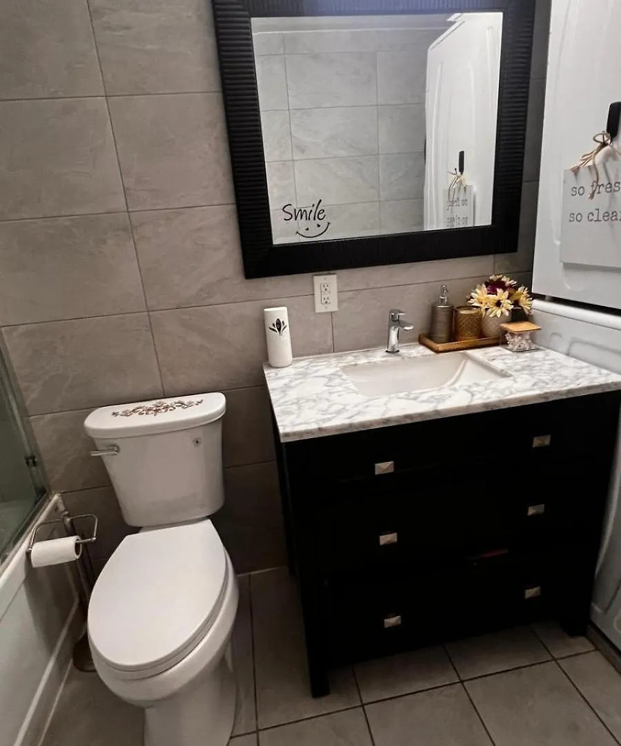 Guest house Downtown Private Room Central Location Toronto