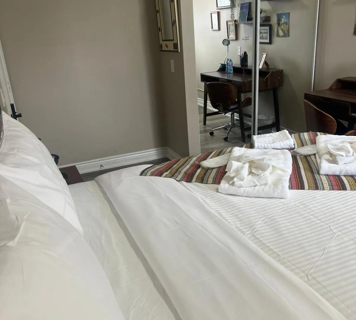 Downtown Private Room Central Location Toronto