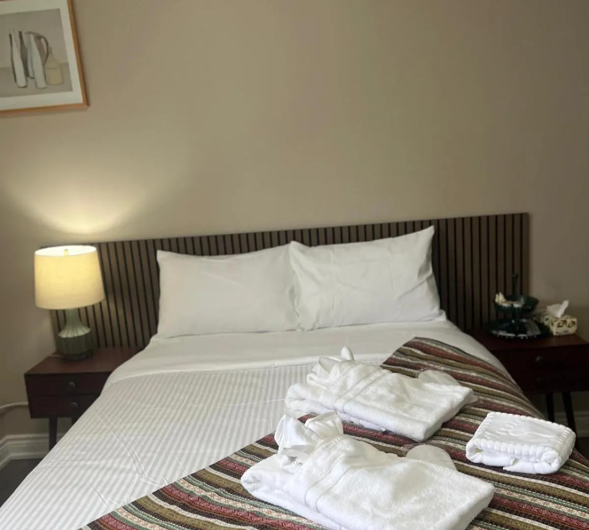 Guest house Downtown Private Room Central Location Toronto